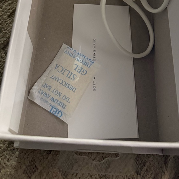 Elegant White Hair Accessory - Picture 3 of 3